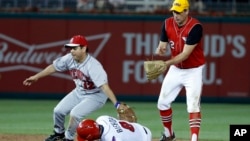 在2017年6月15日举行的国会年度棒球赛上,图左的加州民主党众议员瑞兹在密歇根州共和党众议员毕晓普试图对图右的俄亥俄州民主党众议员瑞恩盗垒时将其触杀出局。