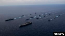 美国与盟国的海军舰只在菲律宾海参加2021年联合年度军演。(2021年11月23日)