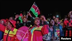 肯尼亚现在总统肯雅塔当选连任,肯雅塔的支持者上街庆祝 (2017年8月11日)