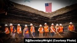 资料照片:2025年7月11日,美国能源部长赖特(右五)参加拉马科布鲁克矿碳矿稀土项目的奠基仪式。