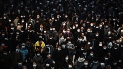 រូបឯកសារ៖ ពលរដ្ឋជប៉ុនធ្វើដំណើរចាកចេញពីស្ថានីយ៍រថភ្លើង Shinagawa ដើរឆ្ពោះទៅកាន់ការិយាល័យធ្វើការងាររបស់ខ្លួន នៅទីក្រុងតូក្យូ ប្រទេសជប៉ុន កាលពីថ្ងៃទី ២៨ ខែកុម្ភៈ ឆ្នាំ ២០២០។