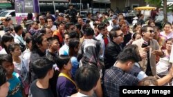 စီအိုင်ကဒ်လုပ်ပေးတဲ့ မဟာချိုင်အမှတ်(၁)စင်တာရှေ့မှာအလုပ်သမားတွေနဲ့ စင်တာတာဝန်ရှိသူတွေကြားတင်းမာမူဖြစ်နေပုံ (AAC)