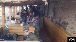 2015年在俄罗斯举行军事比赛活动期间,中俄军官在指挥两国军队活动 (美国之音白桦)