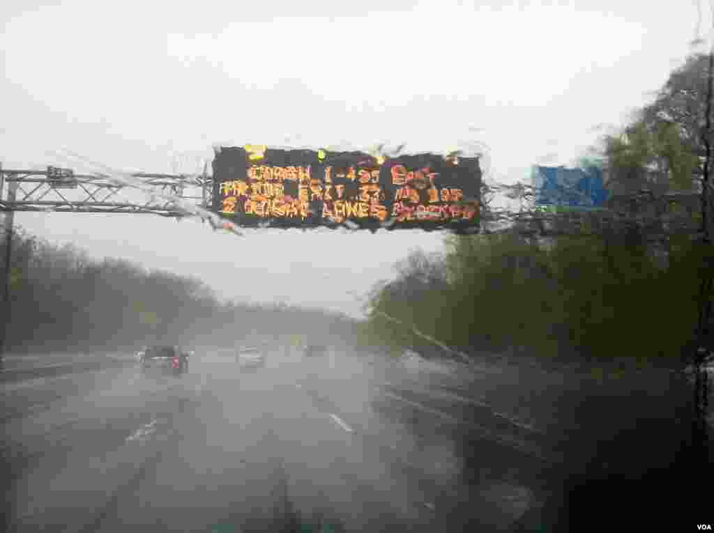 2012年10月29日,桑迪飓风逼近,首都风雨交加。在郊外高速公路上,透过雨水覆盖的车窗可以看到报告前方车祸的警示牌。