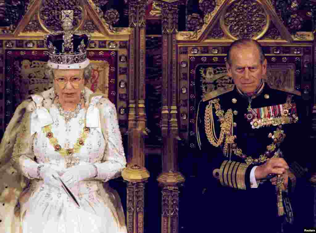 英国女王伊丽莎白二世和她的丈夫、爱丁堡公爵菲利普亲王在英国上议院,女王准备发表讲话。当时的英国首相是布莱尔。2017年5月4日,白金汉宫宣布,菲利普亲王今年晚些时候开始不再参加公众活动,菲利普亲王仍将继续领导多个慈善机构,但在出席公众活动方面将不再承担积极的角色。