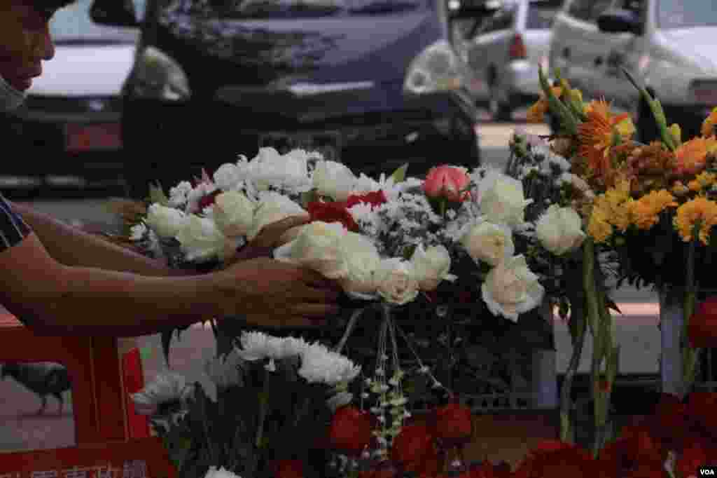 ရန်ကုန် ဆန္ဒပြပွဲအတွင်း သေနတ်ထိမှန်သေဆုံးသူများကို ၎င်းတို့ ကျဆုံးခဲ့ရာနေရာများမှာ ပန်းစည်း ပန်းခြင်းများနဲ့ အောက်မေ့ဂုဏ်ပြုခဲ့ကြတဲ့ မြင်ကွင်း။ (မတ် ၀၁၊ ၂၀၂၁)