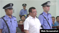 被控涉嫌煽动颠覆国家政权罪的维权律师江天勇在长沙中级人民法院出庭受审。(长沙中院微博图片 2017年8月22日)