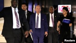 美国商务部长罗斯正在离开北京的一家酒店,他是前往北京进行高层谈判的美国代表团成员之一。(2018年5月3日)