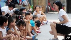 北京民工子女上不起幼儿园,和义工在一起