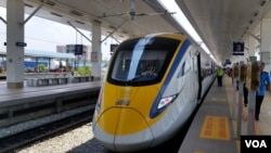 马来西亚铁路上行驶的80%的机车车辆都是由中国公司生产的。(2016年3月15日,美国之音朱诺拍摄)