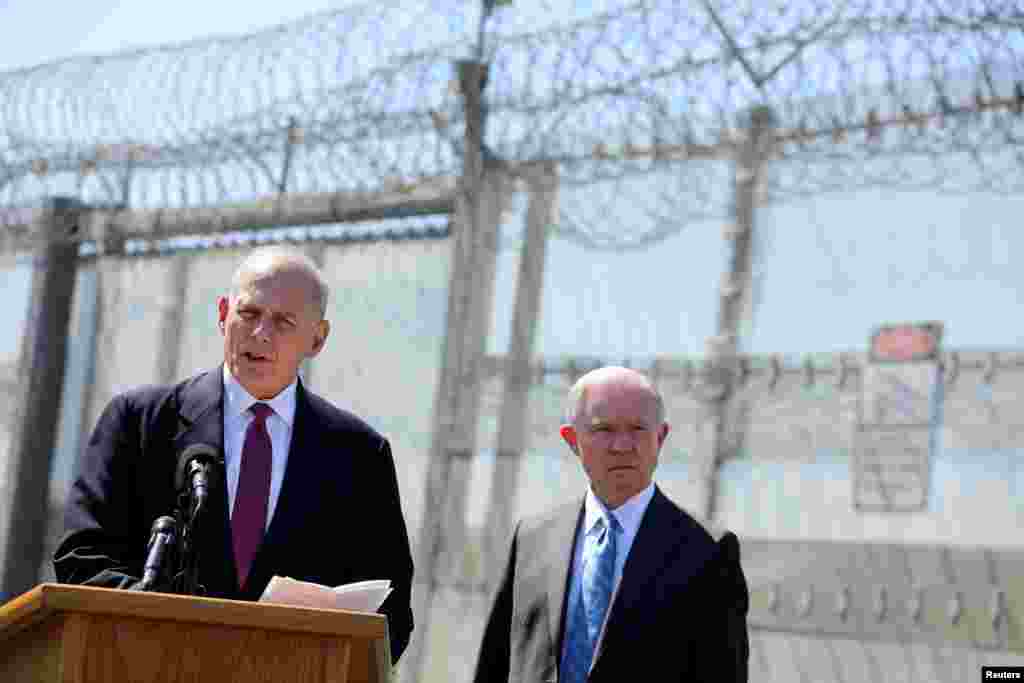 2017年4月21日,美国国土安全部长约翰·凯利在加州圣迭戈的美国-墨西哥边界的栅栏附近讲话,司法部长塞申斯在旁边。 7月29日, 退役的海军陆战队上将约翰·凯利接任白宫办公厅主任 。川普告诉记者说:“雷恩斯(前任白宫办公厅主任)是个好人。约翰·凯利一定能出色完成工作。凯利将军是真正的明星,工作一直很有成效,受到所有人尊重。他是个了不起的美国人。”