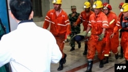 搜救人员在山东龙郓煤业有限公司矿难地点抬出22名被困人员中唯一生还者(2018年10月21日)