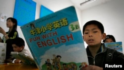 资料照:中国江苏龙潭的小学生在上英语课。(2007年5月30日)