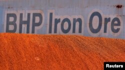 资料照:澳大利亚矿业公司必和必拓在澳黑德兰港的铁矿石装卸设施。