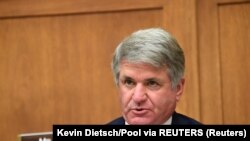 资料照片:众院外交委员会首席共和党议员麦考尔在外交委员会的听证会上(2020年9月16日)