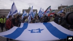 人们在德国首都柏林勃兰登堡门参加支持以色列的示威活动,纪念哈马斯袭击以色列一周年。(2024年10月6日)