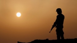 资料照片:一名巴基斯坦士兵把守在瓜达尔港。(2016年4月11日)