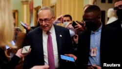 美国国会参议院多数党领袖舒默在国会上接受媒体访问。(资料照)