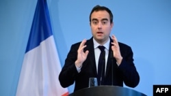 资料照:法国国防部长塞巴斯蒂安·勒科尔努(Sebastien Lecornu)在柏林举行的新闻发布会上讲话。(2024年3月22日)