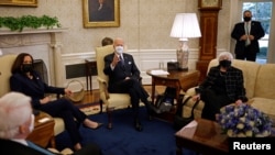 拜登总统和卡玛拉·哈里斯副总统在白宫椭圆形办公室会晤商界领袖。(路透社)