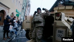 资料照片：美国军人在波兰受到热烈欢迎（2017年1月14日）