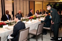 资料照片:美国国防部长奥斯汀与时任中国国防部长魏凤和在新加坡参加香格里拉对话期间举行会谈。(2022年6月11日)