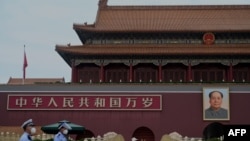 2022年6月4日,北京,在1989年6月4日镇压民主抗议33周年之际,警察在天安门门前行走。