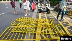 上海封城结束,围堵街道的围栏被推倒。(2022年5月30日)