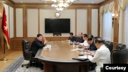 朝鲜领导人金正恩2022年6月12日召集劳动党高层会议。(朝中社)