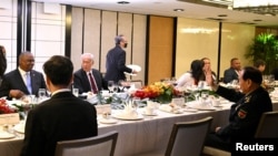 美国国防部长奥斯汀(左一)与中国国防部长魏凤和(右一)在新加坡香格里拉安全论坛期间举行首次面对面会谈。(2022年6月11日)