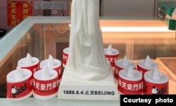 前油尖旺区议员朱江玮六四前夕在自己开设的店铺向市民派发电子蜡烛,让市民以自己方式默默悼念六四 (朱江玮社交网站图片)