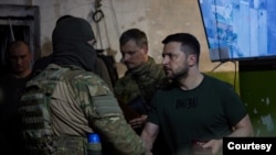 乌克兰总统泽连斯基2022年6月5日到北顿涅茨克市附近战场探望前线官兵。(乌克兰总统新闻办公室照片)