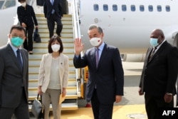 中国国务委员兼外交部长王毅抵达太平洋岛国巴布亚新几内亚的莫尔兹比港一国际机场。 (2022年6月2日)