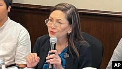 菲律宾参议员洪迪薇 (Risa Hontiveros) 在马尼拉举行的新闻发布会上讲话。(2024年9月20日)