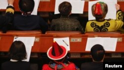 在北京人大会堂参加全国政协会议开幕式的政协委员们。(2021年3月4日)