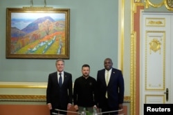 乌克兰总统泽连斯基在基辅会晤到访的美国国务卿布林肯与英国外相拉米。(2024年9月11日)