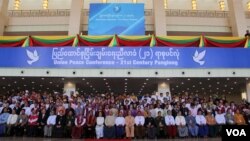 ပြည်ထောင်စုငြိမ်းချမ်းရေး ညီလာခံ ၂၁ ရာစုပင်လုံညီလာခံ တက်ရောက်လာကြသူများ။