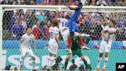 ပြင်သစ် Paul Pogba ခေါင်းတိုက်သွင်းစဉ်။ (ဇူလိုင် ၃၊ ၂၀၁၆)