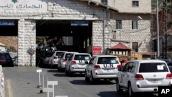 ကုလသမဂ္ဂ ဓာတုလက်နက်တားဆီးမှု စစ်ဆေးရေးအဖွဲ့ တဖွဲ့ ဆီးရီးယားနိုင်ငံအတွင်း ဓာတုလက်နက် ဖျက်သိမ်းရေး လုပ်ငန်းစဉ်ဆောင်ရွက်ဖို့ လက်ဘနွမ်နယ်စပ်ကို ဖြတ်ကျော်ပြီး ဆီးရီးယားနိုင်ငံအတွင်းသို့ အောက်တိုဘာ ၁ ရက်နေ့က ဝင်ရောက်လာစဉ်။