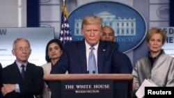 美国总统特朗普与其抗疫团队成员在白宫记者会上。(2020年3月16日)