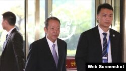 国务院港澳办主任王光亚步入会场会见香港立法会议员(苹果日报图片)