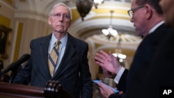 Лідер республіканців у Сенаті, Мітч МакКоннелл спілкується з журналістами щодо питань кордону США.