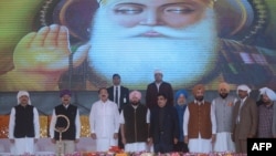 印度副总统奈杜在旁遮普省的印度一侧为计划修建的通往巴基斯坦边境的“和平走廊”举行奠基仪式。(2018年11月26日)