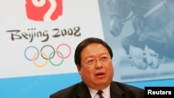 香港民政事务局局长何志平在新闻发布会上讲话，宣布2008北京奥运会的马术赛事将在香港举行，2005年7月8日