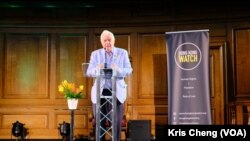 香港最后一任总督彭定康2022年7月1日在伦敦发表演讲。 (美国之音 郑乐捷)