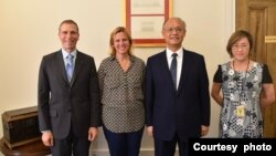 资料照片:台湾行政院政务委员兼经贸总谈判代表邓振中(右2)2022年6月30日在华盛顿与美国副贸易代表沙拉·比亚奇(右3)会面 。( 驻美国台北经济文化代表处提供)