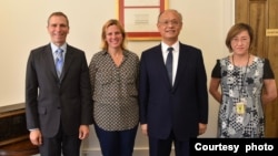 台湾行政院政务委员兼经贸总谈判代表邓振中(右起第二位)2022年6月30日在华盛顿与美国副贸易代表沙拉·比亚奇(左起第二位)会面 。( 驻美国台北经济文化代表处提供)