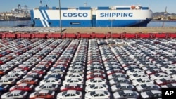 中国山东烟台港的汽车装运(2021年12月7日)