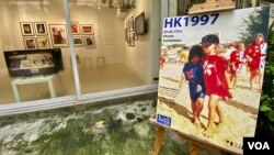 香港艺术家朱迅在香港主权移交25周年前,举办《HK1997》摄影展。 (美国之音/汤惠芸)