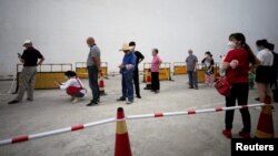 上海市民排队接受新冠病毒核酸检测。(2022年7月7日)